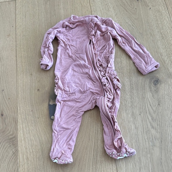 Caden Lane Mauve Ruffled Kids Footie 0/3m - Picture 1 of 4